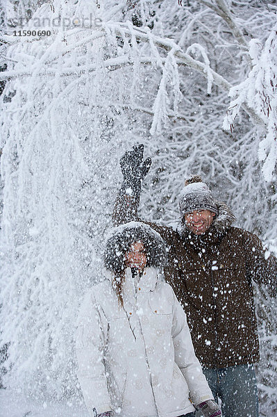 Ein Paar spielt im Schnee.