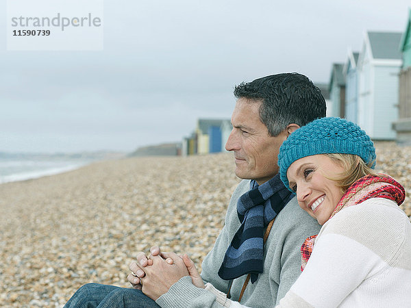 Zusammengekuscheltes Ehepaar am Strand