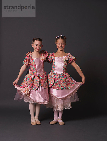 Zwei Ballerinas in rosa Pose.