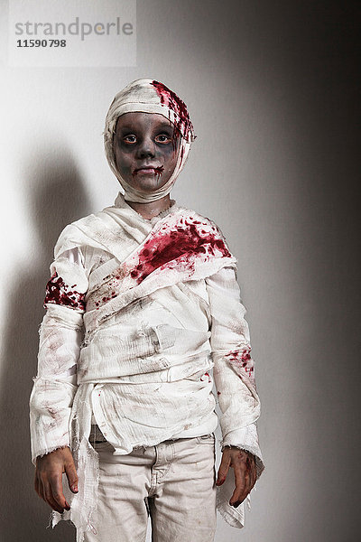 Kind als Mumie für Halloween verkleidet