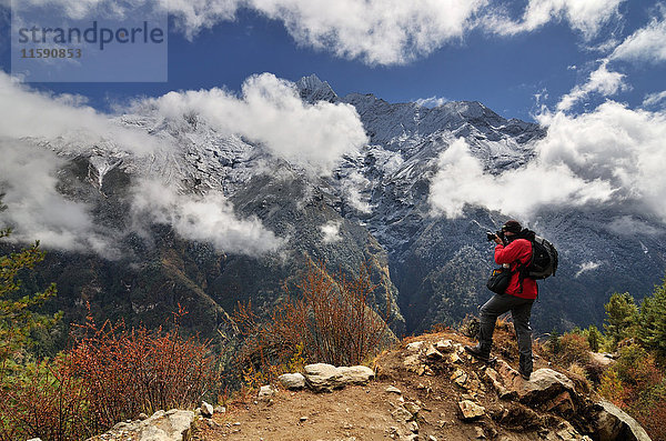 Fotograf im Himalaya auf dem Weg von Namche Bazaar nach Tengboche  Nepal
