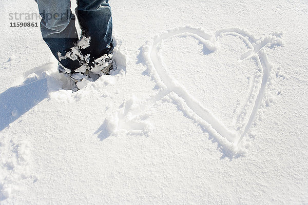 Zeichnung eines Herzens im Schnee