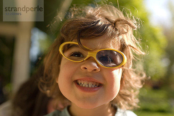 Junges Mädchen mit zerbrochener Sonnenbrille