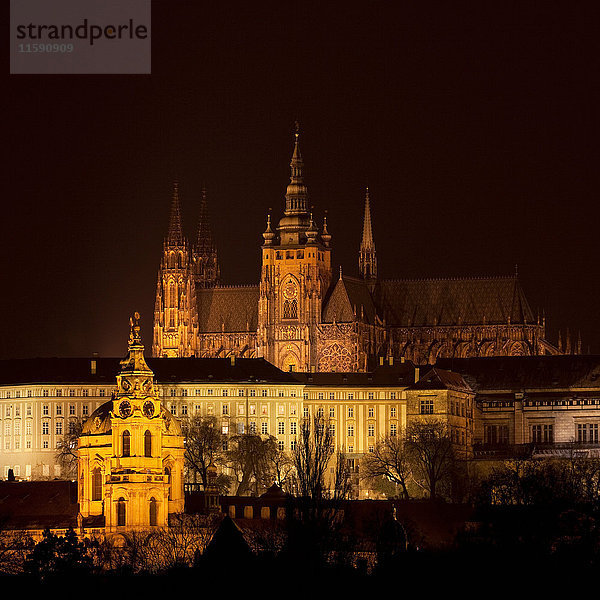 Kirchen und Schloss nachts beleuchtet