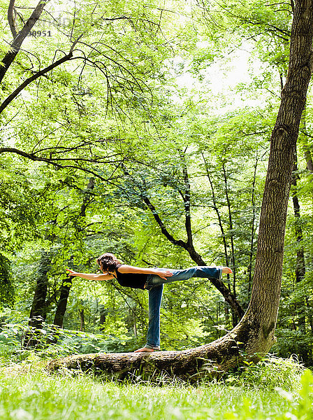 Frau macht Yoga in den Wäldern