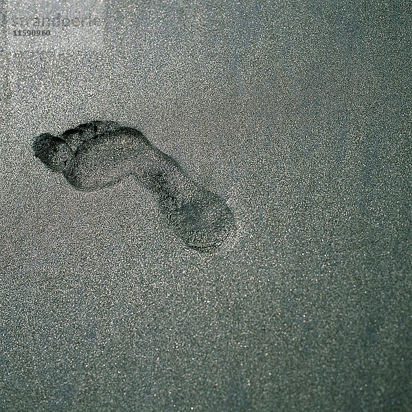 Fußabdruck in schwarzem Sand