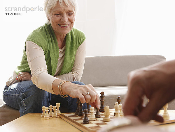 Seniorenpaar beim Schachspielen zu Hause