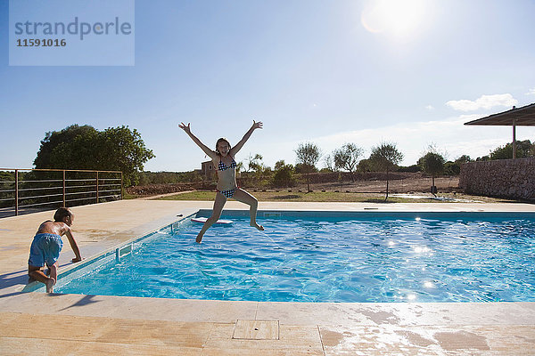 Mädchen springt in den Pool