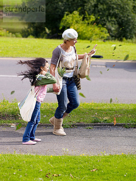Mutter und Tochter gehen im Wind