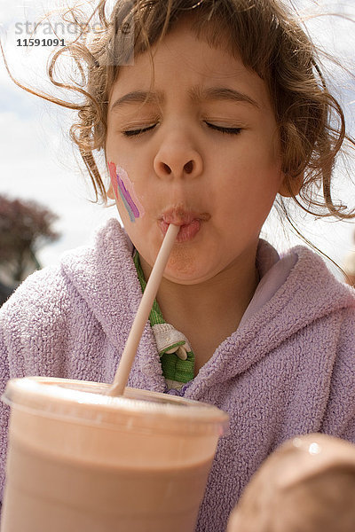 Junges Mädchen trinkt Milchshake