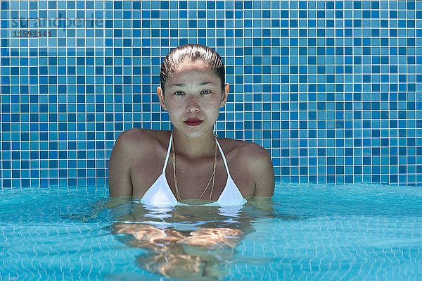 Junge Frau im Schwimmbad