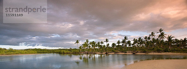 Tropische Lagune in der Morgendämmerung