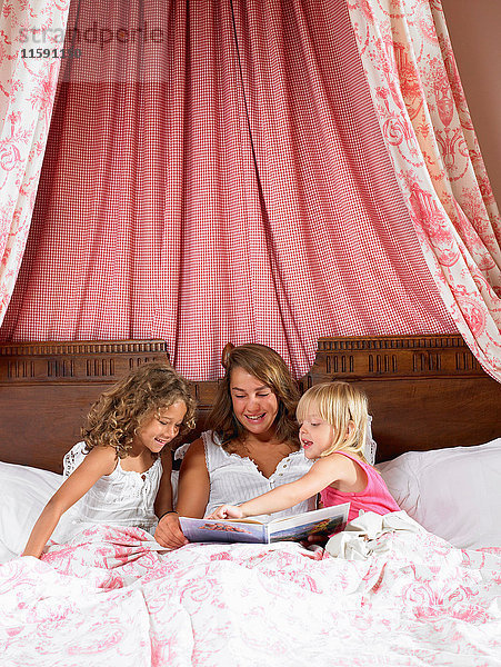 Mädchen  die im Bett ein Buch lesen