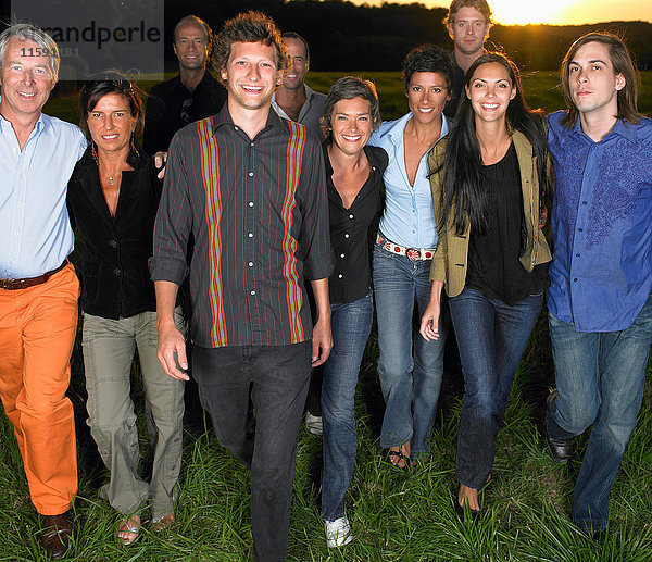 Gruppe von Freunden beim Spaziergang auf einem Feld