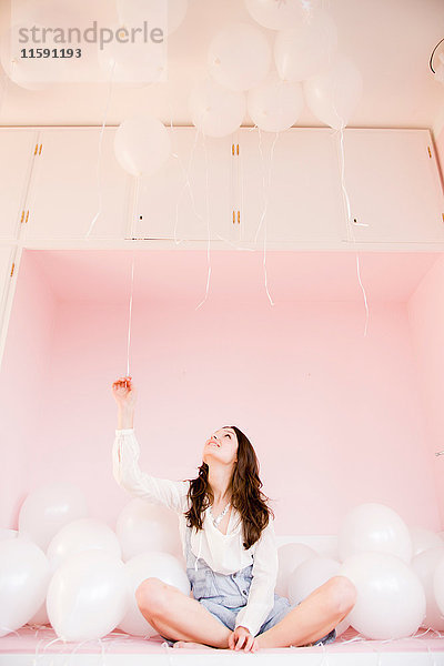 Mädchen spielen mit Ballons