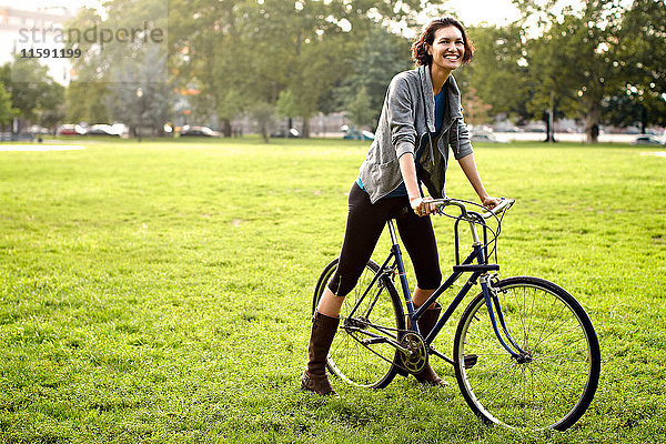 Junge Frau auf Fahrrad im Park