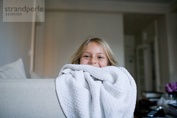 Mädchen  das über die Decke schaut