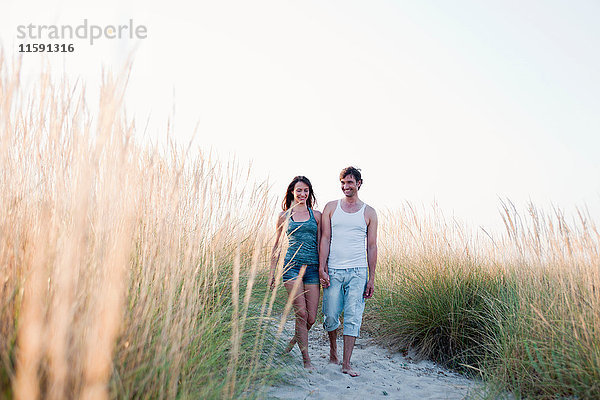 Paar beim Strandspaziergang