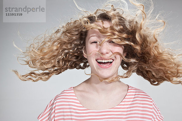 Teenager-Mädchen mit windgepeitschtem Haar