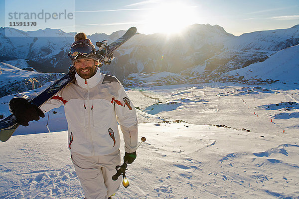 Porträt eines Skifahrers bei Sonnenuntergang.