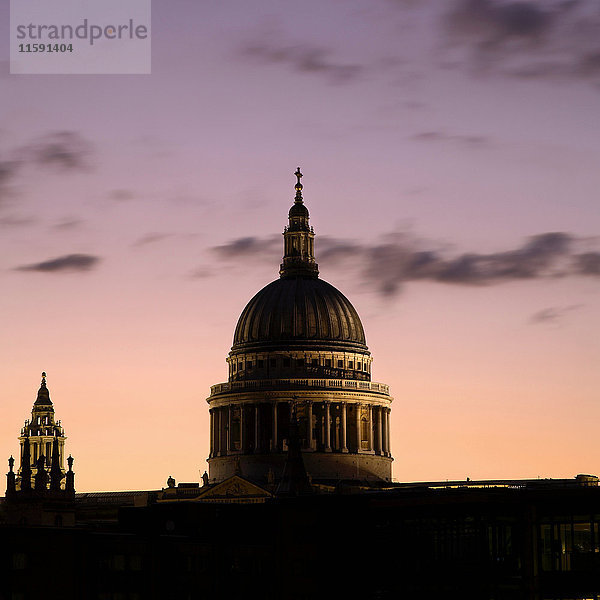 St. Paul's-Kathedrale in der Abenddämmerung  London