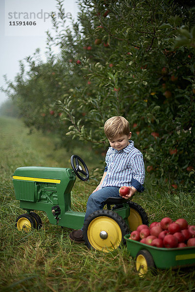 Junge auf Spielzeug-Traktor