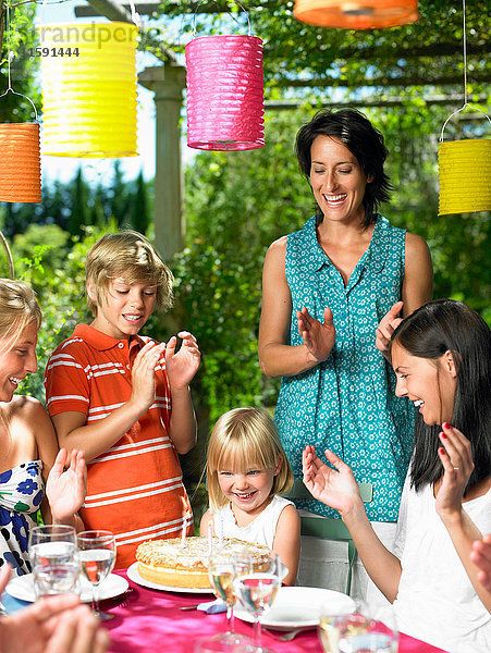 Menschen  die den Geburtstag eines Mädchens feiern