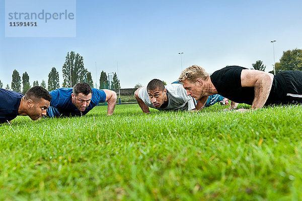 Rugbyspieler trainieren auf dem Platz