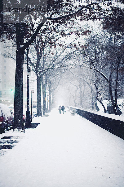 Menschen  die im Schnee auf der Straße gehen