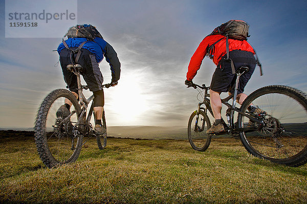 Zwei Mountainbiker fahren zusammen.