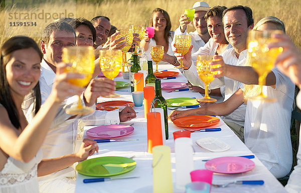 Gruppe von Personen beim Abendessen im Freien