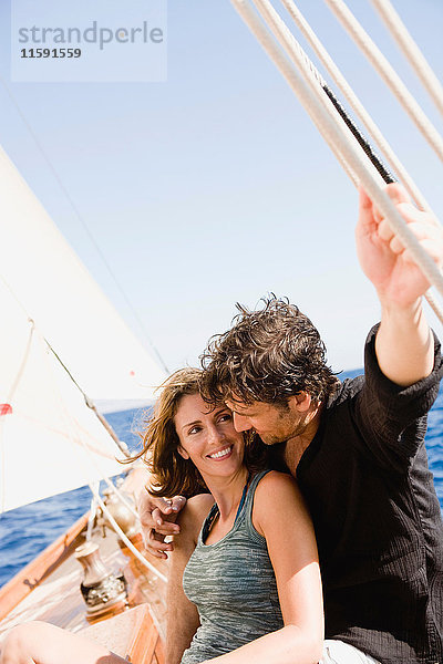 Paar  das sich auf einem Boot umarmt