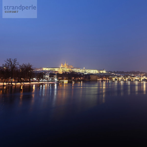 Nächtliche Stadtlandschaft spiegelt sich im Wasser