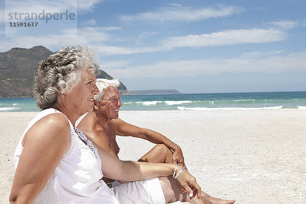 Älteres Paar entspannt am Strand