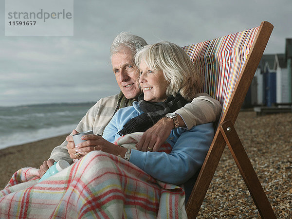 Senioren gemeinsam am Strand