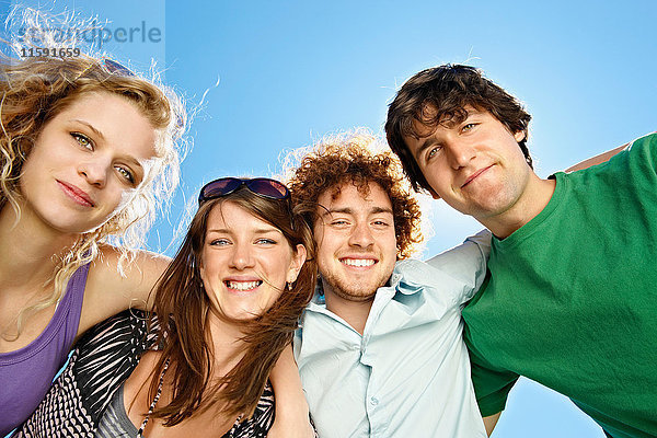 Porträt von vier glücklichen jungen Menschen