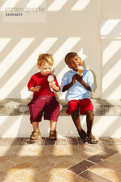 Junge Jungen essen Eiscreme