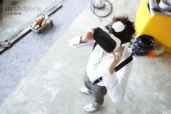 Architekt mit Virtual Reality Brille auf der Baustelle