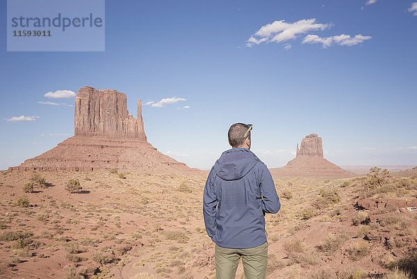 USA  Utah  Rückansicht des Mannes mit Blick auf Monument Valley