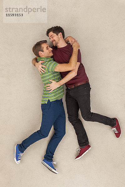 Schwules Paar  das sich umarmt