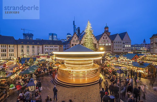 Deutschland  Frankfurt  rotierendes Karussell auf dem Weihnachtsmarkt am Römerberg am Abend