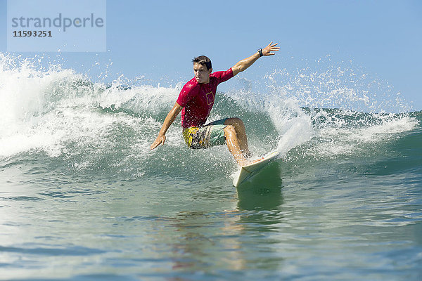 Indonesien  Bali  Mann beim Surfen