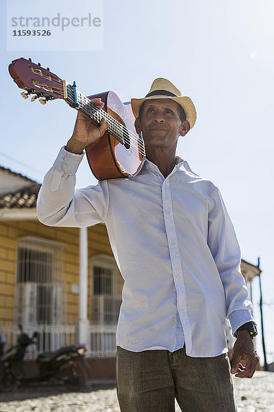 Kuba  Porträt eines Mannes mit Gitarre auf der Schulter