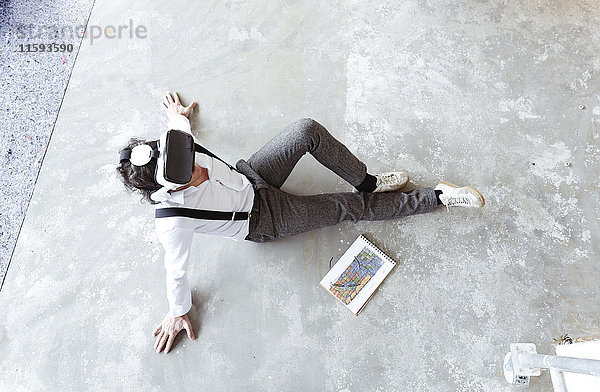 Architekt mit Virtual Reality Brille auf der Baustelle