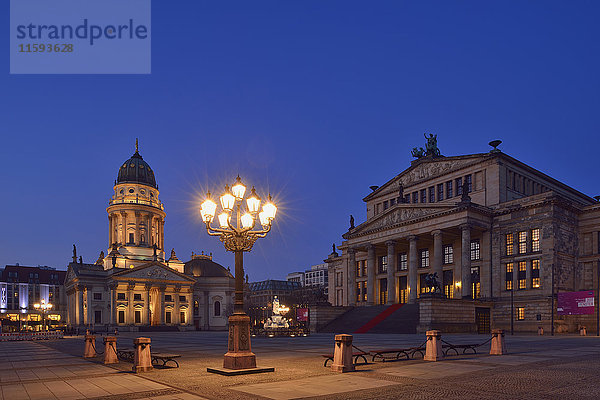 Deutschland  Berlin  beleuchteter Deutscher Dom und Konzerthaus am Gendarmenmarkt