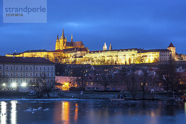 Tschechien  Prag  Prager Burg zur blauen Stunde