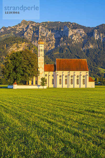 Deutschland  Schwangau  Wallfahrtskirche St. Coloman  Berg Saeuling im Hintergrund