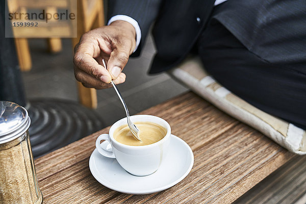 Mann im Café sitzend  Kaffee trinkend