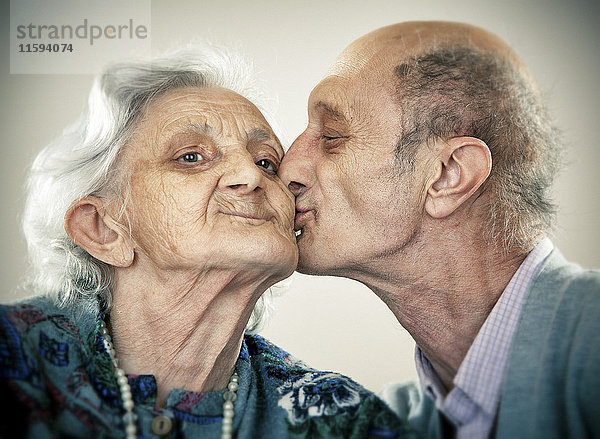 Porträt eines älteren Paares  küssend