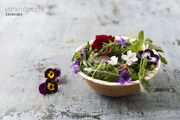 Schüssel Blattsalat mit Radieschen  Kresse und essbaren Blumen